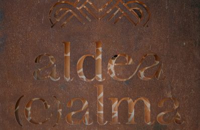 fachada aldea calma